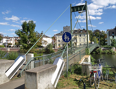 Hängebrücke in die Stadt