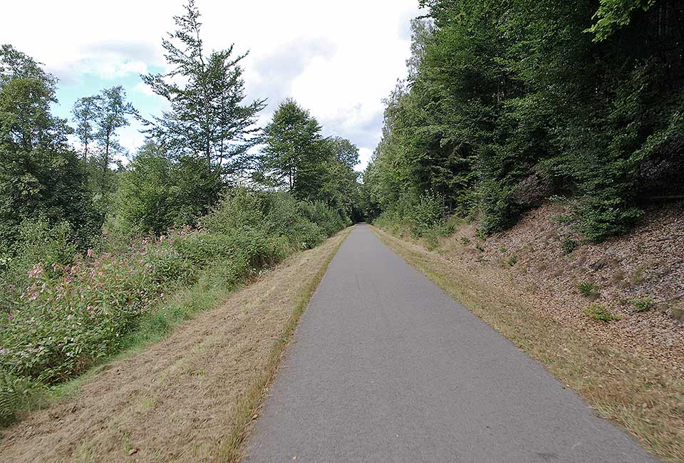 Radweg auf einer Bahntrasse Radweg auf einer Bahntrasse