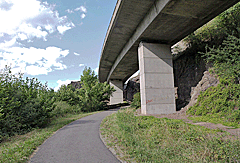 Unter der Trasse der L178