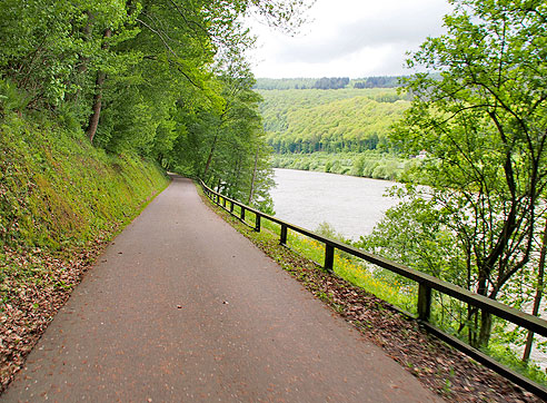 Radweg in Aussichtslage