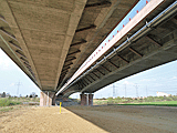 Unter der Autobahn A6 hindurch