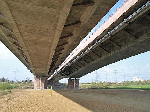 

Unter der Autobahn A6 hindurch