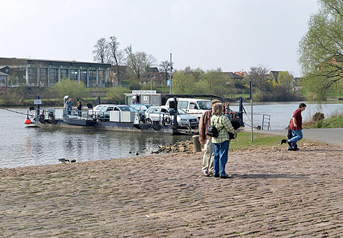 

Fähre Neckarhausen