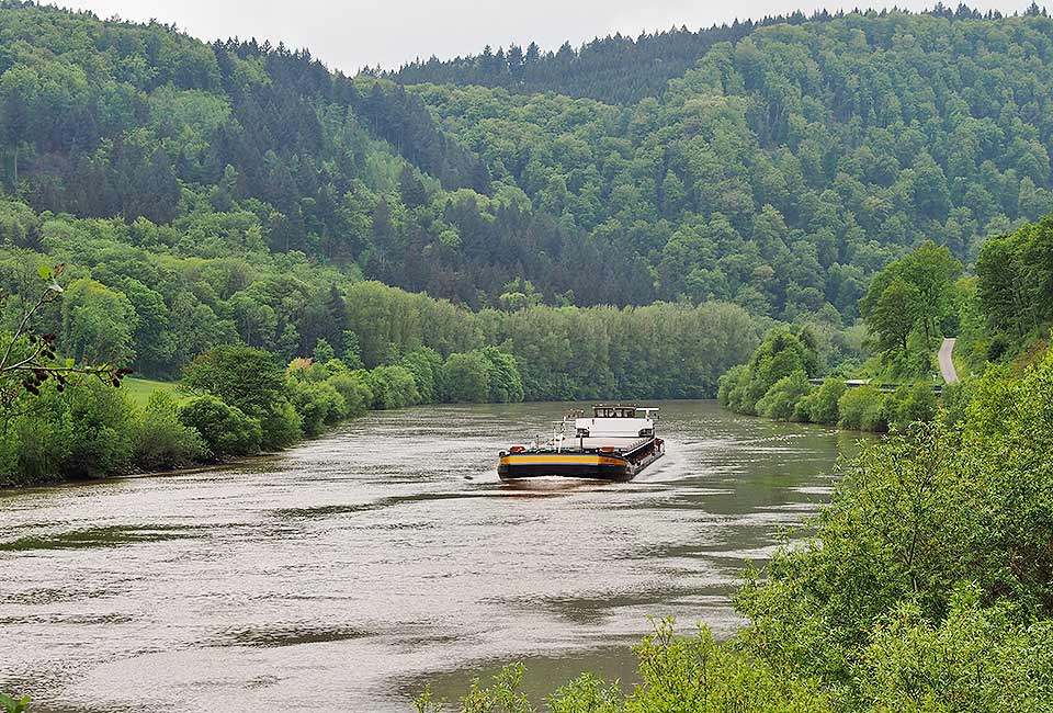 Blick auf den Schiffsverkehr im Neckar