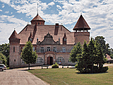 Das Gut Stolpe besteht schon seit dem 13. Jahrhundert und war Herrensitz der Familie von Schwerin.
Im Jahre 1905 lies der damalige Besitzer das Haus umbauen und mit Türmen ausstatten, dadurch wirkte es wie ein Schloss.
