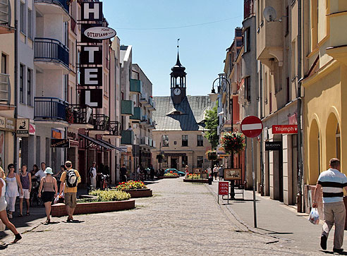 Straßenzug mit Rathaus