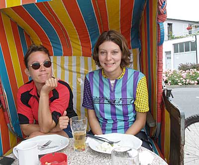 Ostseeküstenradweg: Mittagessen im Strandkorb