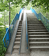 Fahrradtreppe über Zufahrt