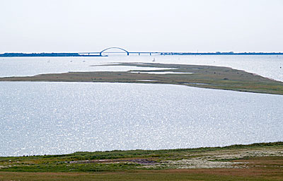 Ostseeküstenradweg: Leuchtturm Flügge Blick auf die Fehmarnsundbrücke