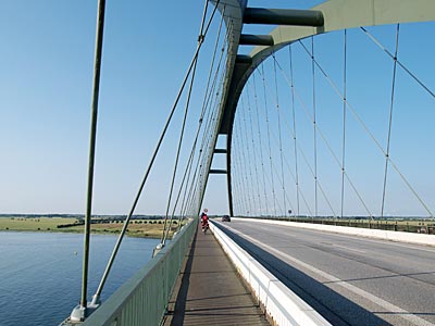 Ostseeküstenradweg:  Kühne Stahlkonstruktion Fehmarnsundbrücke