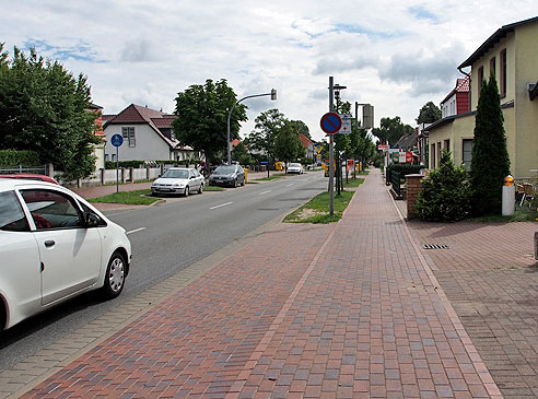 Schön getrennt sind Straße und Radweg