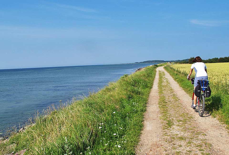 Auf dem Damm in die Geltinger Bucht