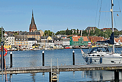 Blick vom Hafen auf die Stadt