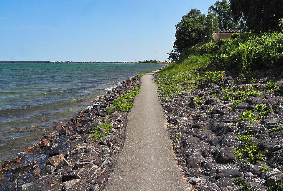 Radweg direkt an der Küste
