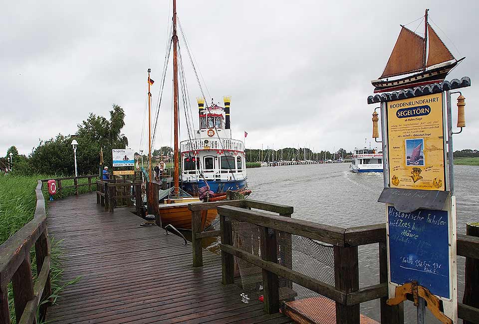 Schiffsanlegestelle am Hafen in Zingst