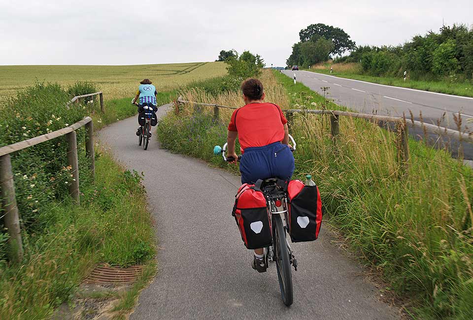 Der Radweg folgt der Straße