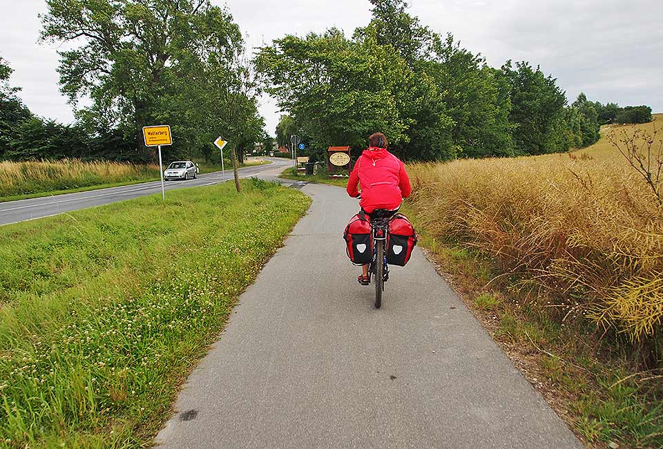 Lange Durchgangsstraße in Wohlenberg