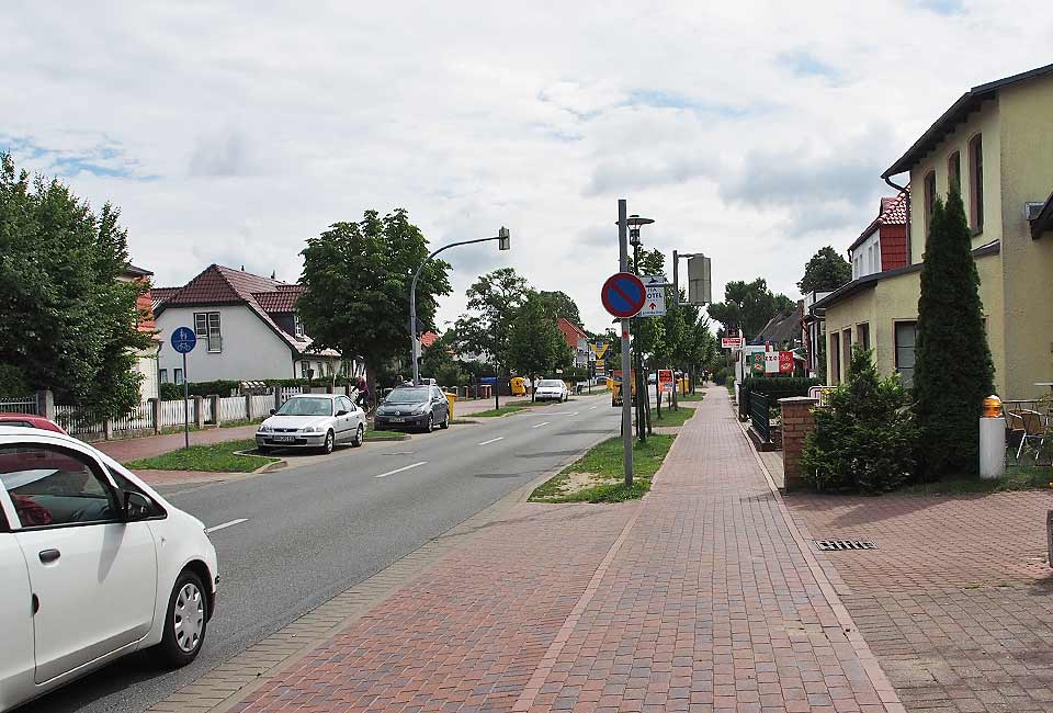 Schön getrennt sind Straße und Radweg