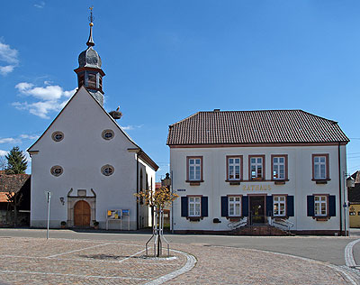Rathaus, Kirche, Storchennest in Bornheim