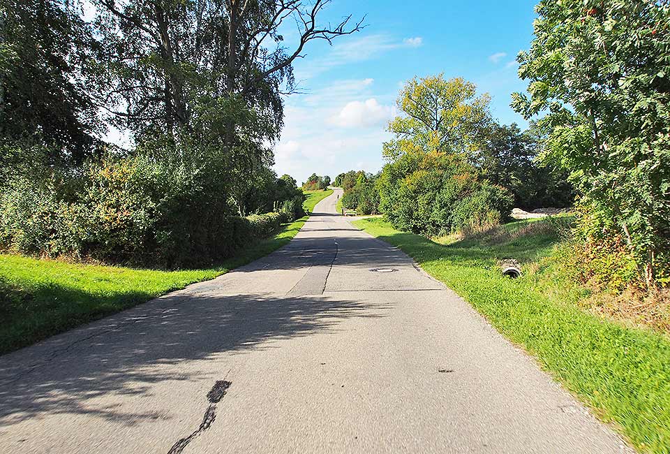 Bergauf über einen Hügel nach Böbingen