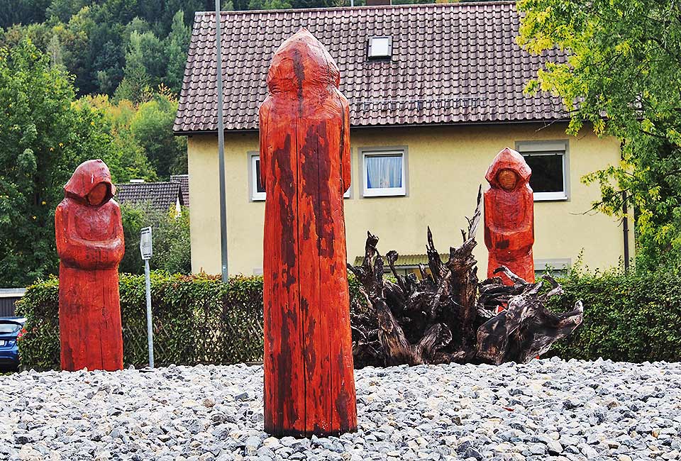 Geschnitzte Kuttenträger