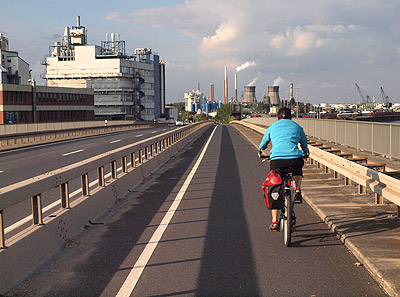 Radweg durch Industriegebiet