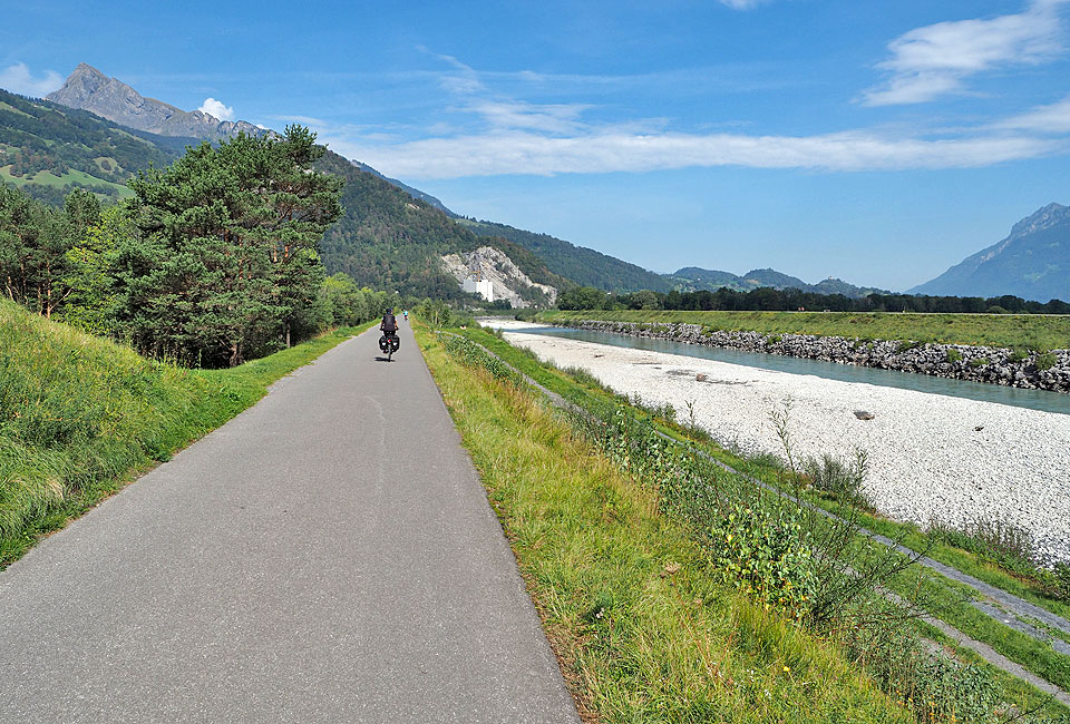 Radweg auf dem Rheindamm