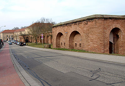 Rheinradweg: Zeughaus und Befestigungsanlagen Germersheim