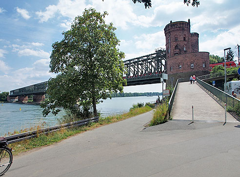 Eisenbahnbrücke über den Rhein