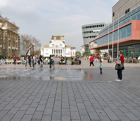 An der Bahn entlang nach Zeutsch