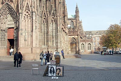 Rheinradweg: Auf dem Münsterplatz Straßburgs