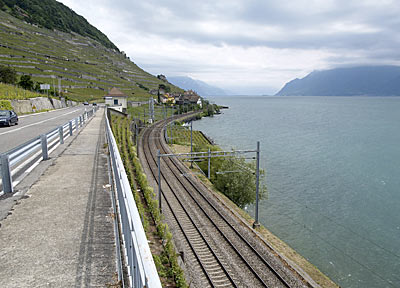 Straße und Bahn folgen nun am Hang der Berge 