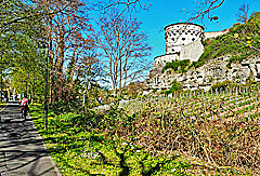 Entlang der Festung bergauf