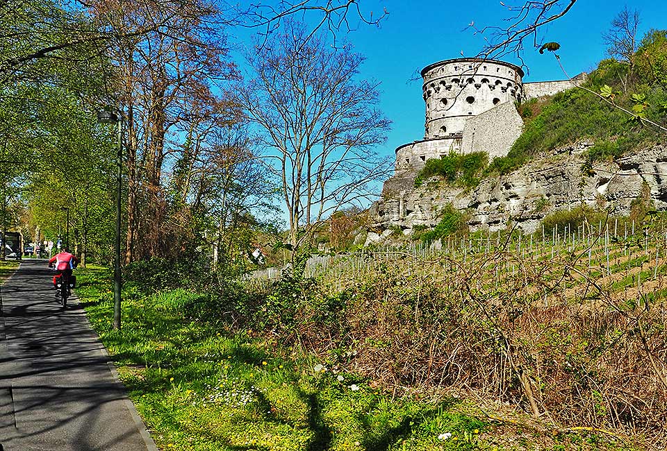 Entlang der Festung bergauf