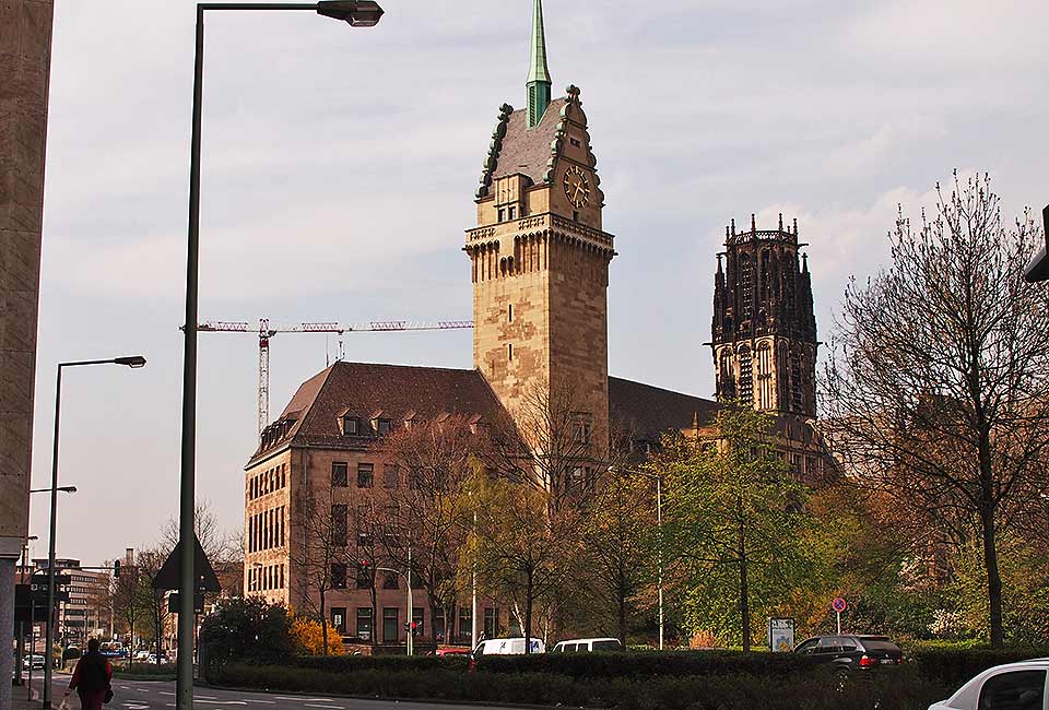 Rathaus und Kirche Duisburg Styrumer Brücke