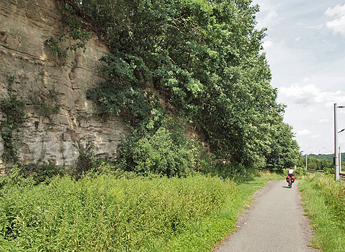 An der Bahn entlang nach Zeutsch