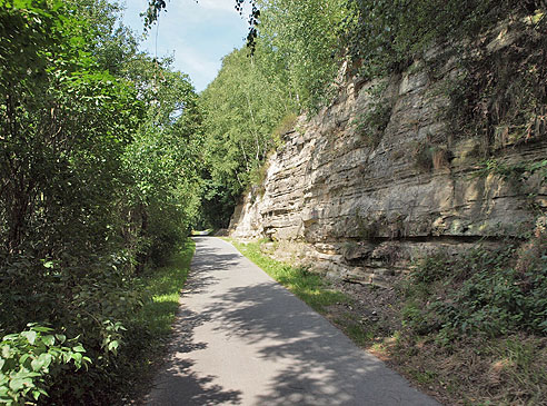 Saaleradweg: Felswand