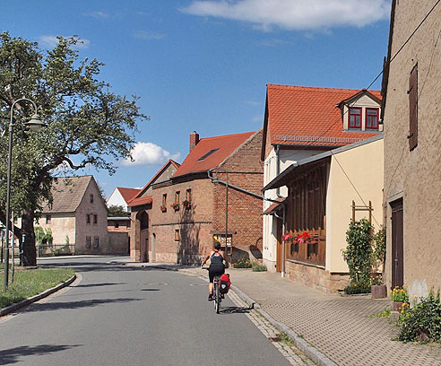 Am Ortsrand Großjena