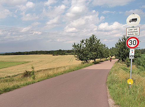 Wirtschaftsweg auf den Hügeln