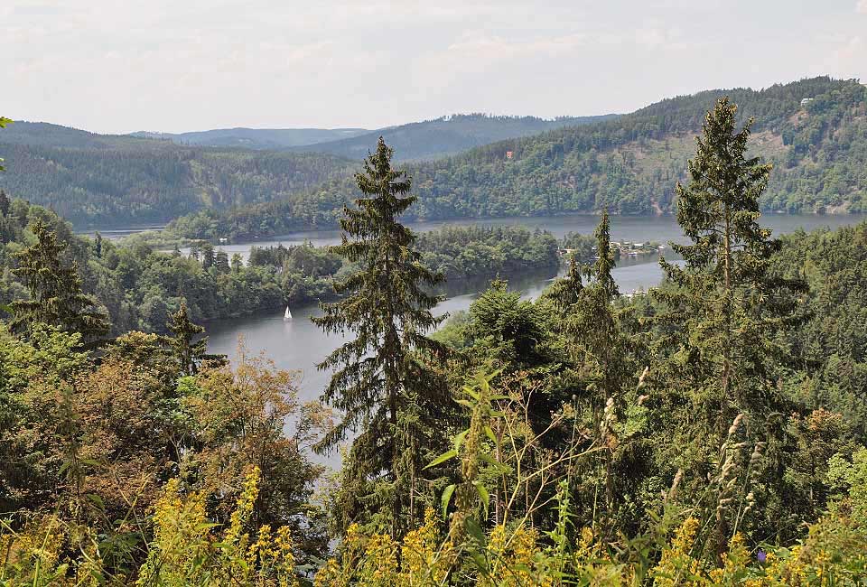 Blick auf Stausee der Saale