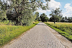 Pflasterstraße nach Naumburg