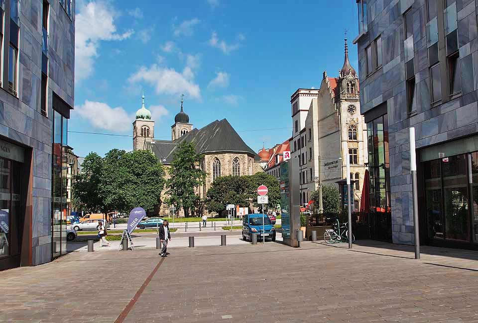 Modernes Stadtbild mit Historie