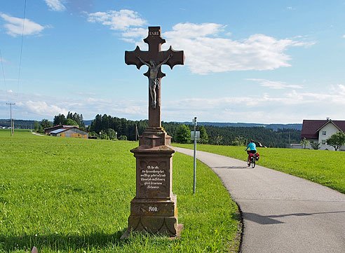 Wegkreuz am Radweg