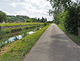 In Untereggingen radeln Sie an Kanälen des Wutach-Seiten-Kanals vorbei. Der Kanal fließt weiter nach Wutöschingen.