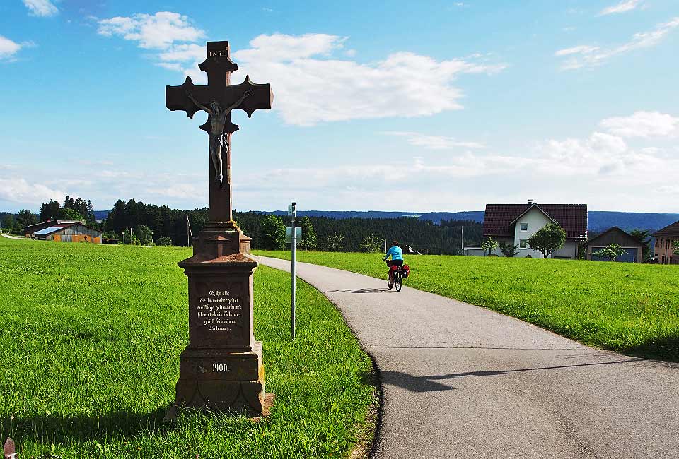 Wegkreuz am Radweg