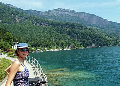 Blaues Wasser und Berge