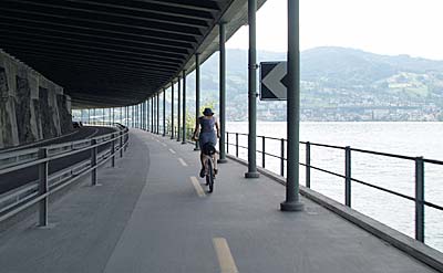 Radweg unter der Autobahn