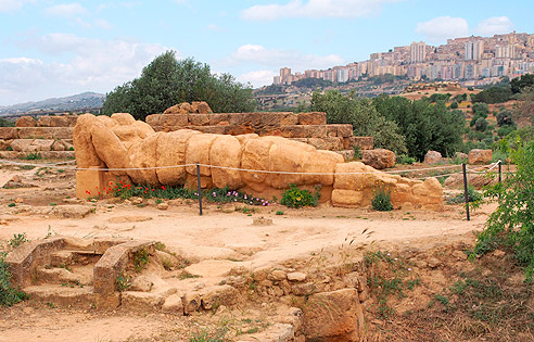 Vom Zeustempel sind nur noch Fragmente der Portalfiguren erhalten. 38 Stück mit jeweils einer Höhe von 7,65 Metern sollen es gewesen sein.