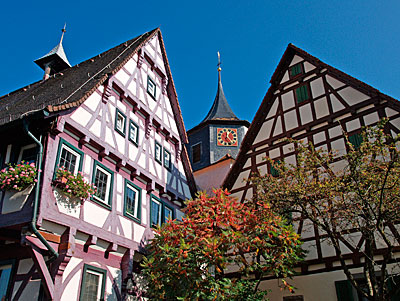 Kirche und Rathaus in Gündelbach