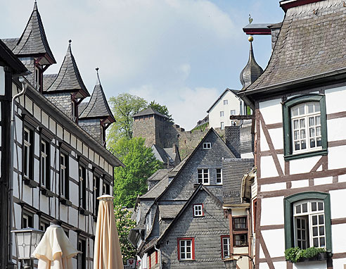 Von der Kaiserstadt Aachen auf dem Vennradweg durch die Eifel ins historische Monschau